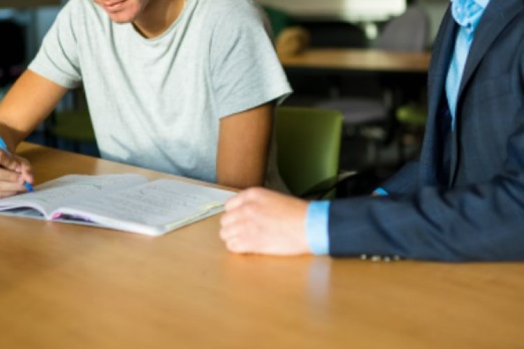 Profesorii care obțin venituri din meditații, obligați să aibă casă de marcat – Prevederile ghidului publicat de ANAF